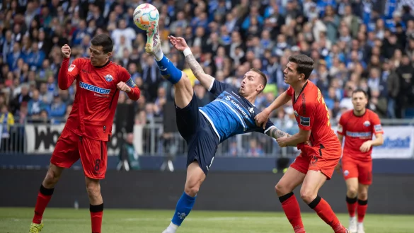Darmstadts St&uuml;rmer Phillip Tietz setzt sich gegen Tobias M&uuml;ller (r.) und Ron Schallenberg durch. Letztgenannter wurde zum Paderborner Pechvogel, denn der Kapit&auml;n verschuldete das 1:2. - &copy; picture alliance/dpa