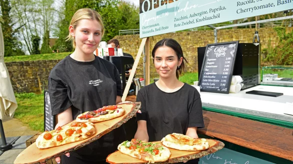 Maya Brozoi (links) und Carisa Czyzowska boten frisches Ofenbrot an. Insgesamt konnten die Besucher an 12 verschiedenen Trucks schlemmen. - &copy; Nicole Ellerbrake