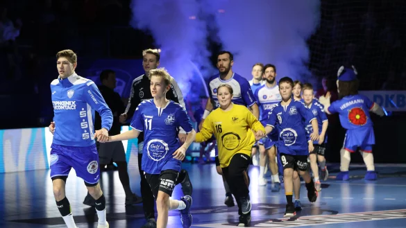 Angef&uuml;hrt von Kapit&auml;n Lukas Zerbe l&auml;uft der TBV Lemgo Lippe in die Phoenix-Contact-Arena ein. In der Lanxess-Arena in K&ouml;ln ist Zerbe bisher noch nie gewesen. Es folgen Finn Zecher, Gedeon Guardiola und Tim Suton. Foto: Paul Cohen - &copy; paul cohen