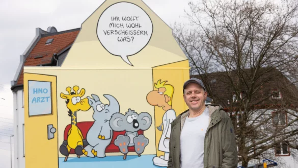 Erst Mitte April wurde ein Cartoon von Ralph Ruthe auf einem gro&szlig;en Wandgem&auml;lde an der Elsa-Brandstr&ouml;m-Stra&szlig;e in Bielefeld vorgestellt. - &copy; Oliver Krato
