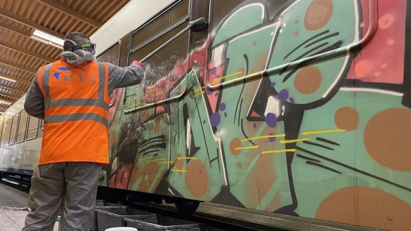 "Panel malen", einen Zug bespr&uuml;hen, habe "mehr als buffen" zur Folge, die Zugreinigung von Graffiti, mahnt die Eurobahn. - &copy; Florian Pfitzner