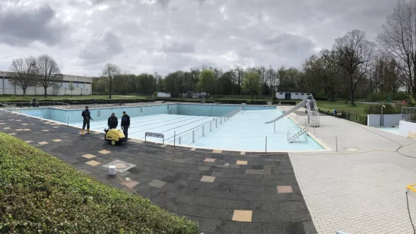 Azubi Lasse Mika Onken (von links), Willi Richter und Frank Niegsch geh&ouml;ren zu dem Team der Stadt Lage, das das Freibad Werreanger auf die neue Saison vorbereitet. Unter anderem werden die gro&szlig;en Becken gereinigt. - &copy; Thomas Reineke