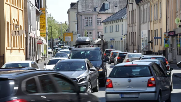 In der Paulinenstraße in Detmold drängt sich der Verkehr. Aber wenigstens sind die Autofahrer in der Regel freundlich unterwegs. - © Archivfoto: Bernhard Preuss