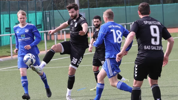 Der Bad Salzufler Lukasz Grzegorczyk vom SC Bad Salzuflen kommt als Erster an den Ball. Teamkollege Yusuf Tumani beobachtet die Szene. Links ist der Kircheider Valentin Ellermeier zu sehen, die Nummer 18 trägt Tim Baum. - © paul cohen