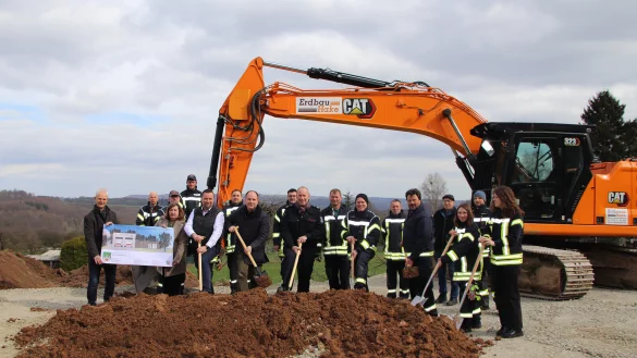 Symbolischer Spatenstich f&uuml;rs Feuerwehrgr&auml;tehaus Escheinbruch: (vorn, von links) Architekt Stefan Brand und Juliane Mauermann (Projektkoordinatorin) pr&auml;sentieren das Baustellenschild. Am Spaten sind t&auml;tig (von links) Benjamin Bossemeyer (Betriebsleiter BIG), B&uuml;rgermeister Christoph Dolle, Joachim Hartfelder (Leiter der Feuerwehr Blomberg), Jens Kaufeld (stv. L&ouml;schgruppenf&uuml;hrer) , J&ouml;rg Wallbaum (L&ouml;schgruppenf&uuml;hrer) sowie Friederike Henze und Nina Wallbaum. Und im Hintergrund: weitere Mitglieder der L&ouml;schgruppe Eschenbruch. - &copy; Stadt Blomberg