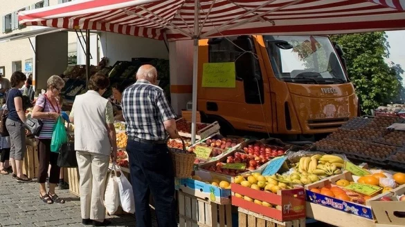 Kunden auf einem Wochenmarkt. - &copy; Symbolbild: Pixabay