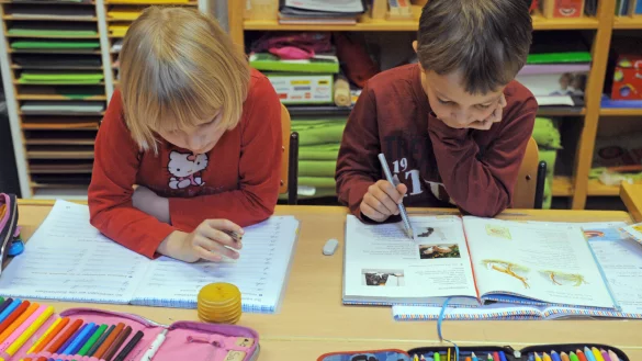 Gut betreut im Ganztag: Immer mehr Familien mit schulpflichtigen Kindern brauchen Pl&auml;tze. Doch den versprochenen Rechtsanspruch darauf sehen Experten schon drei Jahre vor Inkrafttreten nicht mehr als realistisch an. - &copy; Patrick Seeger