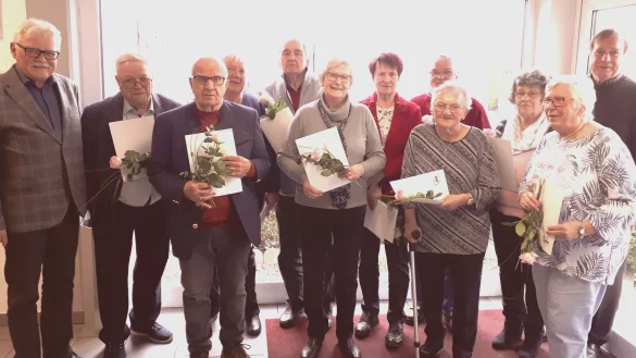 F&uuml;r langj&auml;hrige Mitgliedschaft geehrt: Wolfgang Pellmann, Dieter Rieke, Hans-J&uuml;rgen Gaube, Ilse Obenhausen, Hans Becker, Elfriede Schernitzki, Anneliese Beckmann, Rolf Dux, Brigitte Schnittcher, Christa Dux und Ursula Begemann (von links) mit dem Vorsitzenden Uwe Praschak (hinten rechts). - &copy; AWO Blomberg