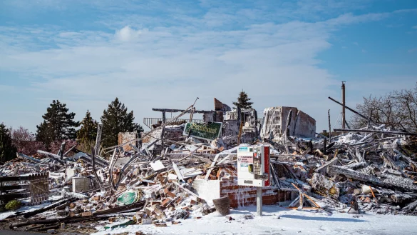 Gaststätte und Wohnhaus waren nicht mehr zu retten: Die Ruine ist mit einem dicken Schaumteppich überzogen. - © FreitagTV