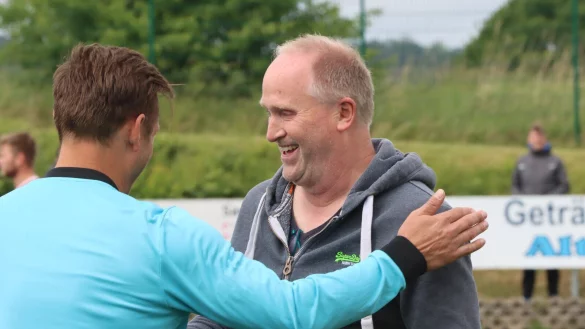 Andreas Schlingmann, hier im Dialog mit einem Schiedsrichter, hat meistens gute Laune. Er fungiert als Sportlicher Leiter beim RSV Barntrup. - &copy; Sebastian Lucas