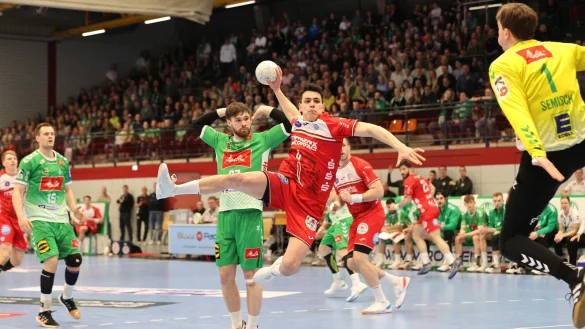 Samuel Zehnder vom TBV kommt frei zum Abschluss. - &copy; paul cohen