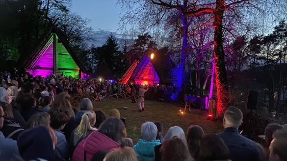 W&auml;hrend sich der Himmel verdunkelt, kommen die beleuchteten H&auml;user und B&auml;ume im Arch&auml;ologischen Freilichtmuseum besonders zur Geltung. Foto: Karin Prignitz - &copy; Karin Prignitz