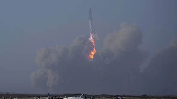 Das Raumschiff von SpaceX startet von der Starbase in Boca Chica. Der erste Testflug des bisher l&auml;ngsten jemals gebauten Raketensystems &laquo;Starship&raquo; ist wenige Minuten nach dem Start mit einem ungeplanten Auseinanderbrechen zu Ende gegangen. - &copy; dpa