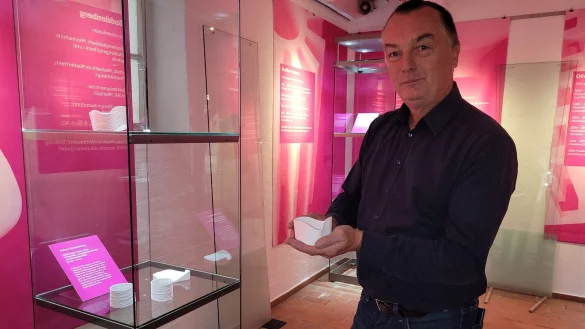Kunstvolle Objekte, aber auch technische Bauteile werden im Ziegeleimuseum Lage in einer Ausstellung gezeigt. Der 3D-Drucker l&auml;uft ebenfalls. Museumsleiter Willi Kulke m&ouml;chte k&uuml;nftig die Themen modernes Wohnen, Bauen und Architektur sehr viel st&auml;rker in das Programm einbeziehen. - &copy; Archivfoto: Astrid Sewing