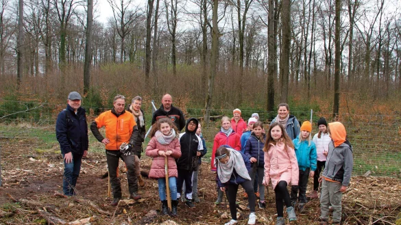 Vom Engagement der Sch&uuml;ler beeindruckt: Heinz Kriete (Heimatverein Schlangen), Forstwirt Frank Lauh&ouml;fer, Brigitte Scheuer (Lippischer Heimatbund), Revierf&ouml;rster Jens Tegtmeier und Klassenlehrerin Julia Schmidt (Klassenlehrerin, hinten, von links). - &copy; Landesverband Lippe