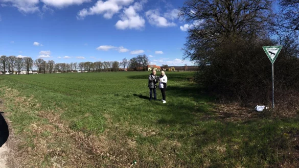 Nina Otholt-Wall und Jürgen Rieger stehen an der Stadtgrenze zu Herford. Über dieses Feld an der Siedlung Elkenbrede würde eine Brücke führen, wenn die ICE-Trasse durch Bad Salzuflen gebaut wird. „Verschwinden“ würde die Trasse im Hintergrund in einem Tunnel im Obernberg. Hinter der Baumreihe im Bildhintergrund verläuft die A2. Im Bild rechts befindet sich ein Naturdenkmal: eine Baumreihe mit Gehölzstreifen, die hinauf bis zur Stadtholzstraße führt. - © Thomas Reineke