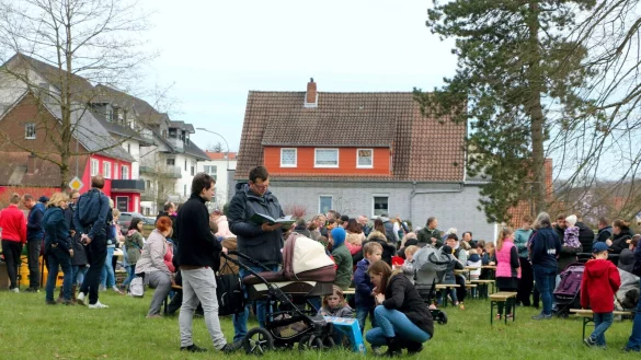 Viel los war bei der Ostereiersuche im Park. - © Hans Böhm
