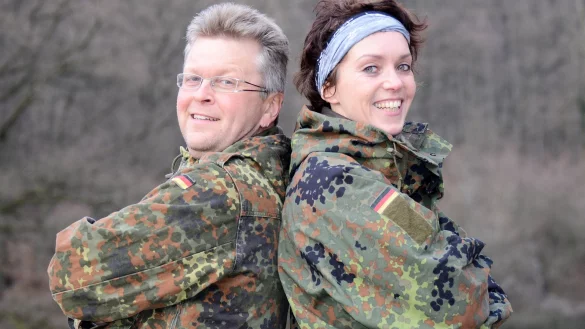 Svenja und Ralph Schieke m&uuml;ssen sich oft wochenlang auf die Lauer legen, bis ihre tierischen Hauptdarsteller vor der Kamera erscheinen. - &copy; MacroTele-Film Schieke GbR