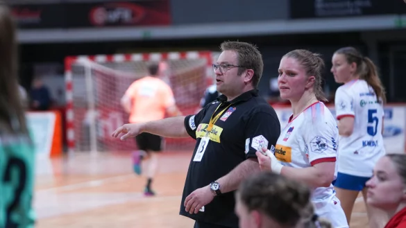 Blombergs Trainer Steffen Birkner und seine Kapit&auml;nin Laura R&uuml;ffieux freuen sich nach einer starken Teamleistung &uuml;ber den Ausw&auml;rtssieg in Leverkusen. - &copy; Kornej Weibert