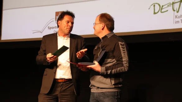 Eine besondere Ehrung wurde Stephan K&auml;stner (rechts) zuteil: B&uuml;rgermeister Frank Hilker &uuml;berreichte ihm die Sportmedaille der Stadt Detmold. - &copy; Stadt Detmold