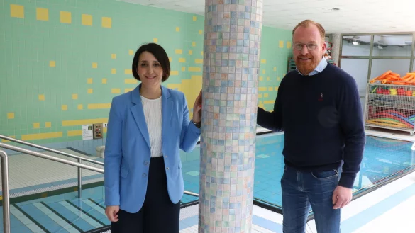 Anna Lisa Davidovic und Volker Stammer stehen in einem der Bewegungbäder des Vitalzentrums. - © Alexandra Schaller
