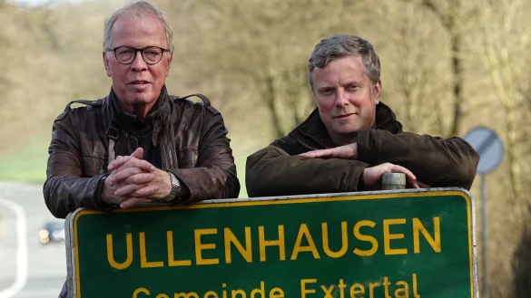 Cord-Henning Braband (li.) und sein Sohn Heiner wohnen auf Gut Ullenhausen; wenige Meter hinter dem Schild endet das Extertal. - &copy; Axel B&uuml;rger