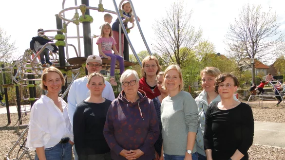 Sie k&uuml;mmern sich um das Wohl der Kinder in der Grundschule Hardissen: Julia Niebuhr (vordere Reihe von links), Elvira Peters, Christina R&ouml;per, Astrid Friedrich, Ina Carl, Sabine Schreiber und Diana Polinkski sowie (hinten) Sebastian Wedemann und Claudia van Zaddelhoff-W&ouml;rmann. - &copy; Hajo G&auml;rtner