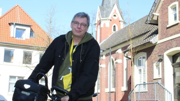 Stadtf&uuml;hrer Dirk Hanke mag den neuen Rathaus-Vorplatz und erkundet die Stadt auch gerne mal mit dem Rad. - &copy; Sandra Castrup