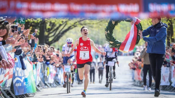 Voller Freude erreicht Elias Sansar beim 50. Hermannsauf als Erster das Ziel an der Sparrenburg. Es ist der 14. Erfolg des Detmolders beim Teutoklassiker, der 15. soll am Sonntag folgen. - &copy; Sarah Jonek Fotografie