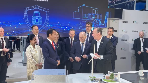 Am Stand des Blomberger Unternehmens Phoenix Contact auf der Hannover-Messe: Frank St&uuml;hrenberg, CEO der Firma Phoenix Contact, Bundeskanzler Olaf Scholz sowie der indonesische Pr&auml;sident Joko Widodo und seine Frau Iriana (v. r.). Foto: Matthias Bungeroth - &copy; Matthias Bungeroth