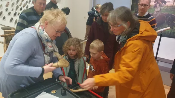 Objekte zum Anfassen und Ausprobieren gibts bei der Mitmachf&uuml;hrung am Sonntag im Landesmuseum. - &copy; Lippisches Landesmuseum Detmold