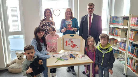 Arthur (3), Adriana (8), Alina (7), Luisa (5) und Jannik (6) haben mit der Autorin Carolin Jenkner-Kruel (Mitte) eine Reise nach Kanada unternommen. K&uuml;nftig wird zus&auml;tzlich das digitale Angebot weiter ausgebaut, Leiterin Eva-Maria Allert dankt dem Vorsitzenden des F&ouml;rdervereins, Michael Biermann, denn der finanziert zehn weitere Tigerbook-Lizenzen. - &copy; Astrid Sewing