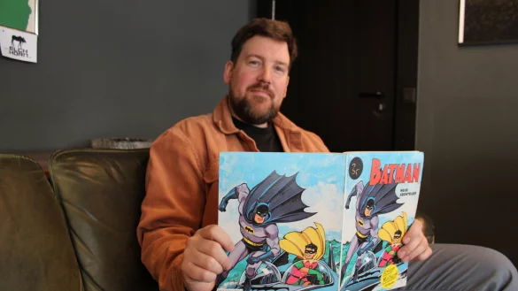 Marcel Fricke ist Ansprechpartner im Laden "R&uuml;mpelgold". Seltene Objekte, wie ein Batman-Malbuch aus den sp&auml;ten 80er-Jahren, sind dort zu finden. - &copy; Nico D&uuml;llmann