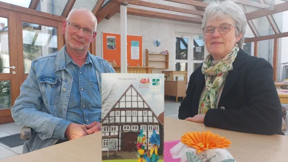 G&uuml;nter Englert, Fachkrankenpfleger f&uuml;r Psychiatrie, und Pastorin Ursel Rosenh&auml;ger freuen sich, dass das Projekt um zwei weitere Jahre verl&auml;ngert wird. Im Wintergarten des Gemeindehauses wird ab dem 2. Mai ein Begegnungscaf&eacute; f&uuml;r alle Menschen er&ouml;ffnet. - &copy; Michaela Wei&szlig;e