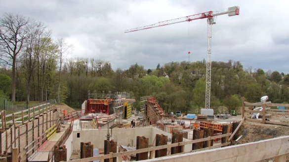 Hier ist einer von drei Kränen zu sehen, die auf der Baustelle im Einsatz sind. - © Jana Beckmann