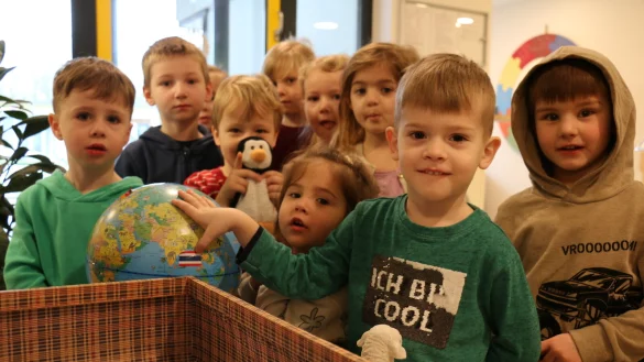 Die Kita-Kinder zeigen auf der Landkarte, wo Thailand liegt. - &copy; August-Hermann-Francke-Kita