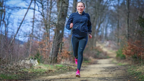 Mit Babybauch geht Stephanie Strate die Bergab-Passage ab der Osningstraße, die mit viel Geröll belegt ist, vorsichtiger an. Grundsätzlich aber fühlt sich die zweimalige Hermannslauf-Gewinnerin auf diesem Streckenabschnitt des Teutolaufs sehr wohl. - © Sarah Jonek