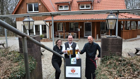 Serviceleiterin Simone Mohrenstecher, der neue Betreiber Robin Grote und Koch Boris Niemann (v. l.) sto&szlig;en auf das Gelingen des Neustarts im Berggasthof "T&ouml;nsblick" an. - &copy; Karin Prignitz