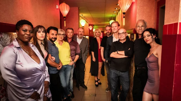 Machen beim K&ouml;lner Tatort "Siebte Etage" mit (v. l.): Maddy Forst und Senita Huski? (Schauspielerinnen) H&uuml;seyin Tabak (Regisseur), Eva Zahn (Autorin), Andr&eacute; Eisermann (Schauspieler), Dietmar B&auml;r (Kommissar), Antonia Bill (Schauspielerin), Lukas Gnaiger (DoP/Bildgestaltung), Jan Kruse (Produzent, Bavaria Fiction GmbH), Volker A. Zahn (Autor), Klaus J. Behrendt (Kommissar), Lena Hartmann (Schauspielerin). - &copy; WDR/Martin Valentin Menke