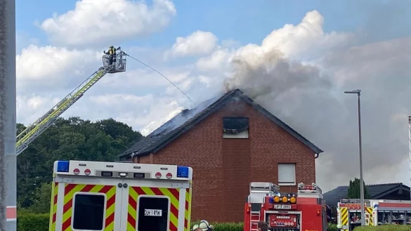 Ein Dachstuhlbrand hat am Dienstagabend die Feuerwehr in Leopoldsh&ouml;he besch&auml;ftigt. - &copy; Freitag Medien Gruppe
