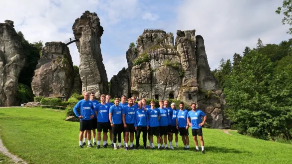 Zwei lippische Wahrzeichen: Handball-Pokalsieger TBV Lemgo Lippe vor den Externsteinen. - &copy; J&ouml;rg Hagemann
