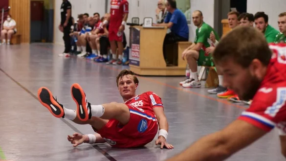 Die Pr&auml;zision fehlt beim TBV Lemgo Lippe noch: Linksau&szlig;en Kian Schwarzer (rechts) kann sich nur mit M&uuml;he das Zuspiel von Jonathan Carlsbog&aring;rd angeln. Foto: J&ouml;rg Hagemann - &copy; J&ouml;rg Hagemann