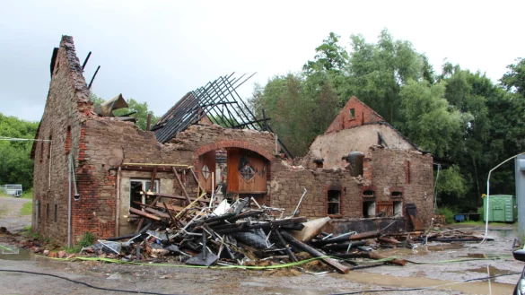 Die Scheune und der Anbau sind nur noch eine Ruine. Bis 4 Uhr morgens dauerten die L&ouml;scharbeiten der Freiwilligen Feuerwehr. Ein Kurzschluss in einem akkubetriebenen Elektroger&auml;t soll den Brand in Billerbeck verursacht haben. - &copy; Astrid Sewing