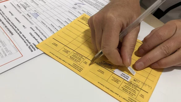 Kleiner Aufkleber, große Wirkung: Das Klinikum Lippe appelliert an die Menschen im Kreisgebiet, sich impfen zu lassen. - © Silke Buhrmester