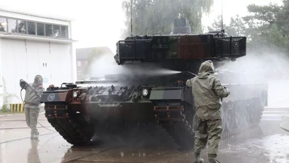 Schwerstarbeit: Soldaten des ABC-Abwehrbataillons 7 demonstrieren w&auml;hrend einer Weiterbildung in Augustdorf die Dekontamination eines Kampfpanzers Leopard 2. - &copy; Bundeswehr / Markus Urban