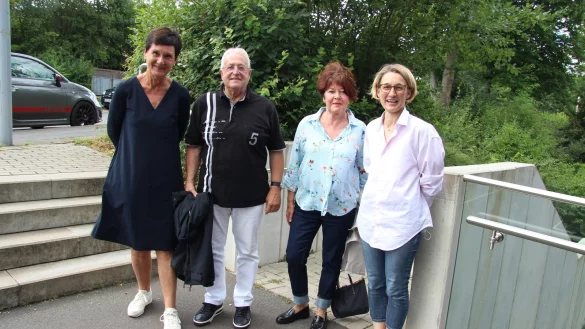 Martina Holz vermittelt die Omas und Opas in Familien (von links), Wunschopa Werner Kazenwadel, Wunschoma Ingeborg Vollert und Astrid M&ouml;ller vom Familienservice Spross. - &copy; Kirsten Fuhrmann