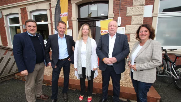 CDU-Kreisvorsitzender Lars Brakehage und Bundestagsabgeodnete Kerstin Vieregge nehmen die parteiintern frisch gew&auml;hlten Landtagskandidaten Klaus Hansen (Zweiter von links, Lippe I), Christiane Thiel (Lippe II/Herford III) und Heinrich Zertik (Lippe III) in die Mitte. - &copy; Jens Rademacher