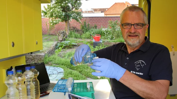 Dipl.-Phys. Harald G&uuml;lzow untersucht eine Brunnenwasserprobe im Labormobil vom VSR-Gew&auml;serschutz - &copy; Marc Gater