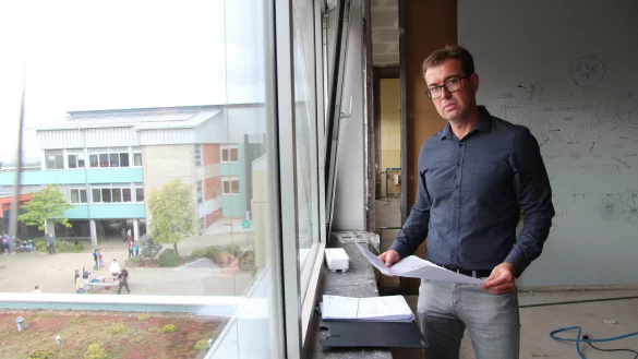 Andreas Wolf, Bauingenieur bei der Blomberger Grundst&uuml;cks- und Immobilienverwaltung, steht in den R&auml;umen der ehemaligen Realschule, die derzeit saniert werden. - &copy; Seda Hagemann