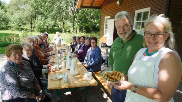 Pfarrer Dietmar Leweke und seine Frau Reinhild servieren den G&auml;sten im Rischenauer Park frisch gebackene Waffeln. - &copy; Michaela Wei&szlig;e